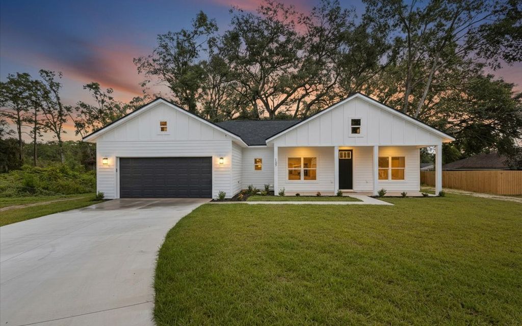 Photo of 137 SW Roundtable Court, Lake City, FL 32024 (MLS # 128980)