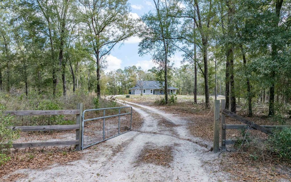 Photo of 22636 41st Dr, Lake City, FL 32024 (MLS # 130502)