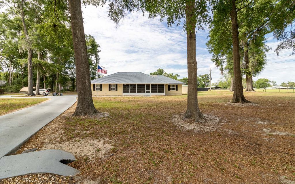 Photo of 300 SW Brighton Ct, Fort White, FL 32038 (MLS # 131272)