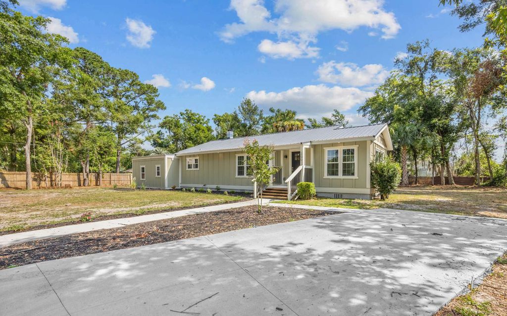 Photo of 300 SW Weaver Street, Live Oak, FL 32064 (MLS # 130253)