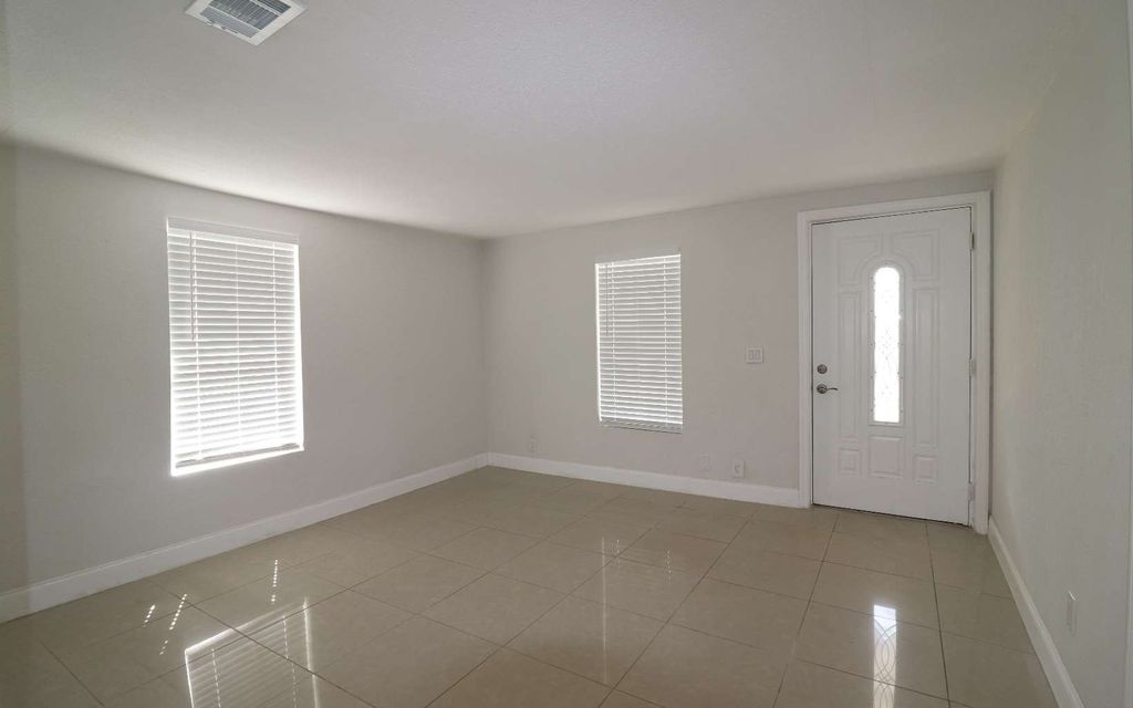 Photo of 211 NE Bradley Ter, Lake City, FL 32024 (MLS # 126495)