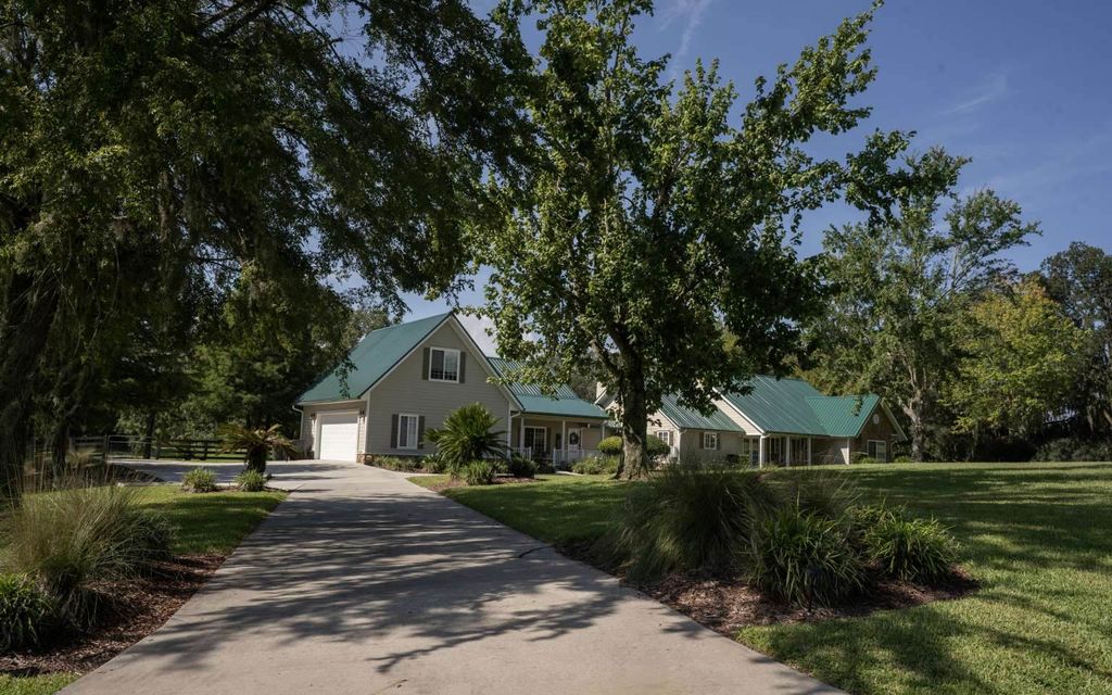 Photo of 400 NW Horizon St, Lake City, FL 32055 (MLS # 128080)