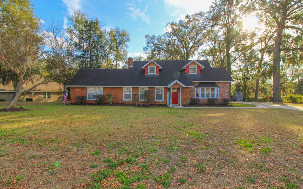 Photo of 724 NW Fairway Dr, Lake City, FL 32055 (MLS # 125995)