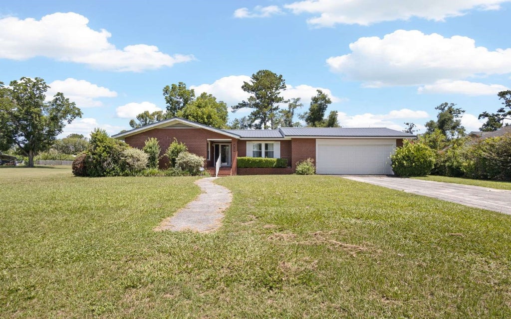 Photo of 319 SE Bunker Street, Madison, FL 32340 (MLS # 132498)