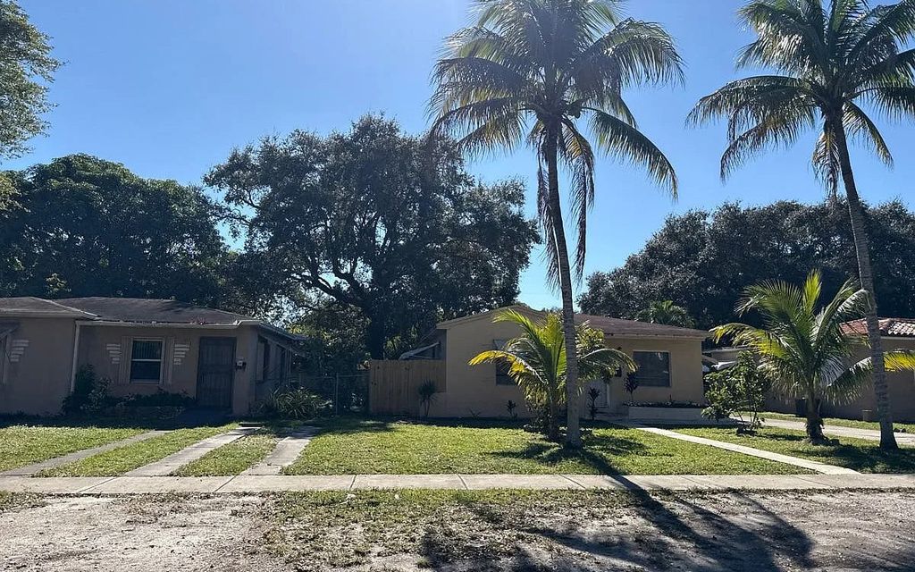 Photo of 860 NE 134th St, Other, FL 33161 (MLS # 129965)