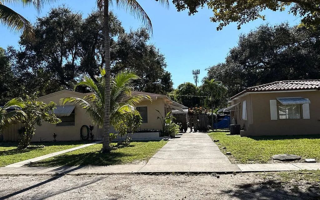 Photo of 860 NE 134th St, Other, FL 33161 (MLS # 129965)