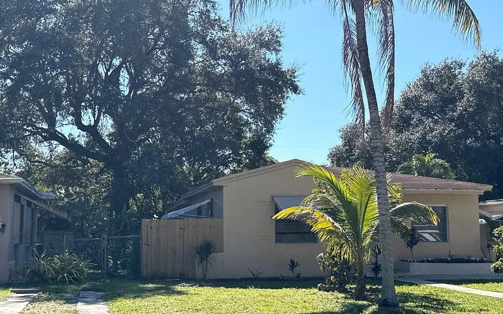 Photo of 860 NE 134th St, Other, FL 33161 (MLS # 129965)