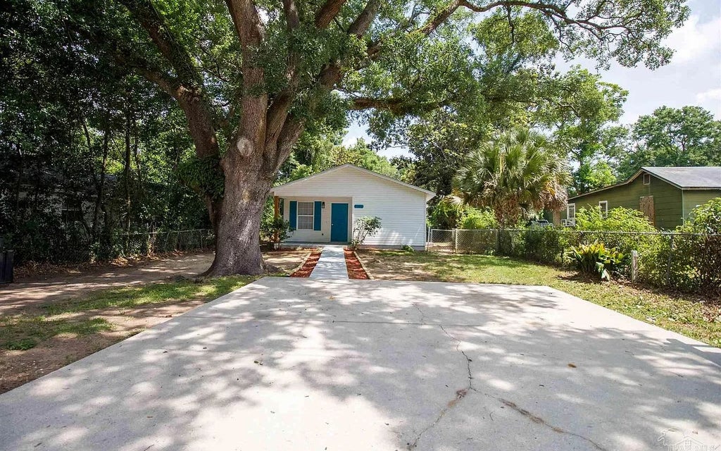 Photo of 2304 W Yonge St, Other, FL 32505 (MLS # 133491)
