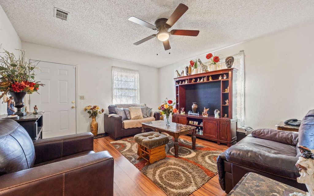 Photo of 1155 SW Fairfax Gln, Lake City, FL 32025 (MLS # 129883)