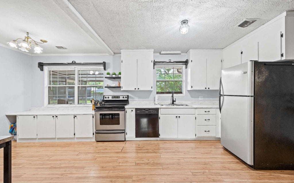 Photo of 599 NW Gwen Lake Ave, Lake City, FL 32055 (MLS # 133504)