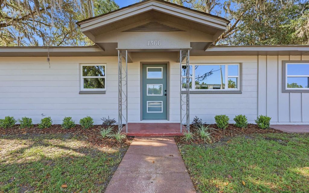 Photo of 1366 SE Baya Dr, Lake City, FL 32025 (MLS # 131150)