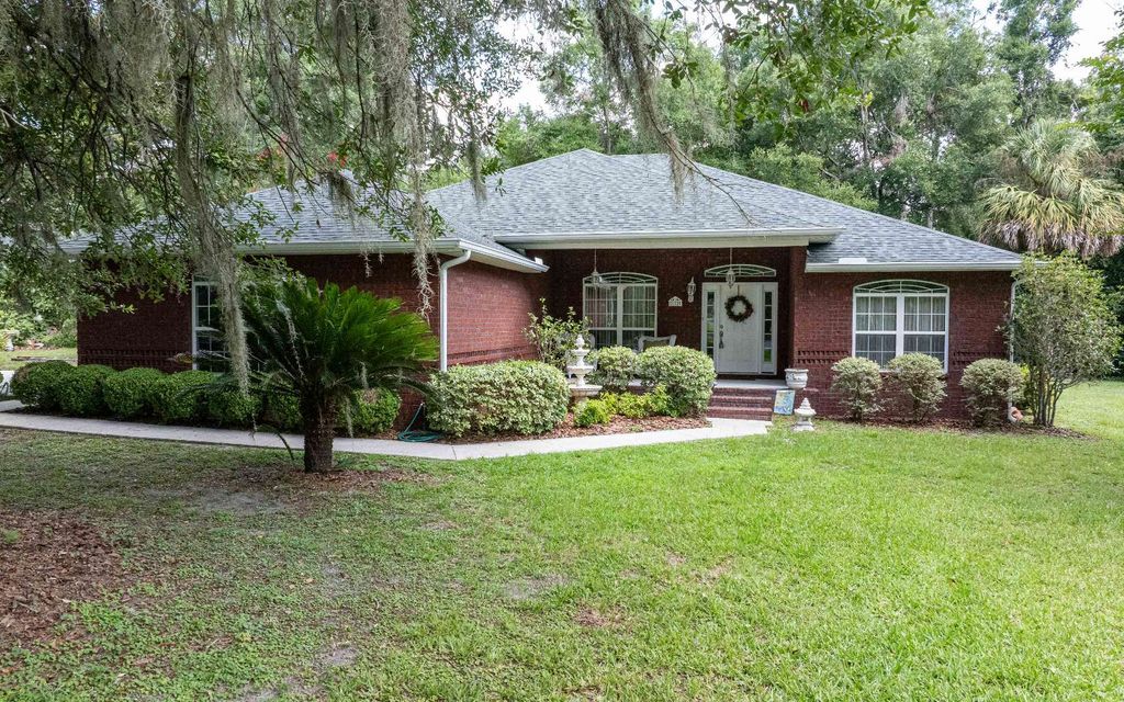 Photo of 132 NW Broomsage Ct, Lake City, FL 32055 (MLS # 127705)