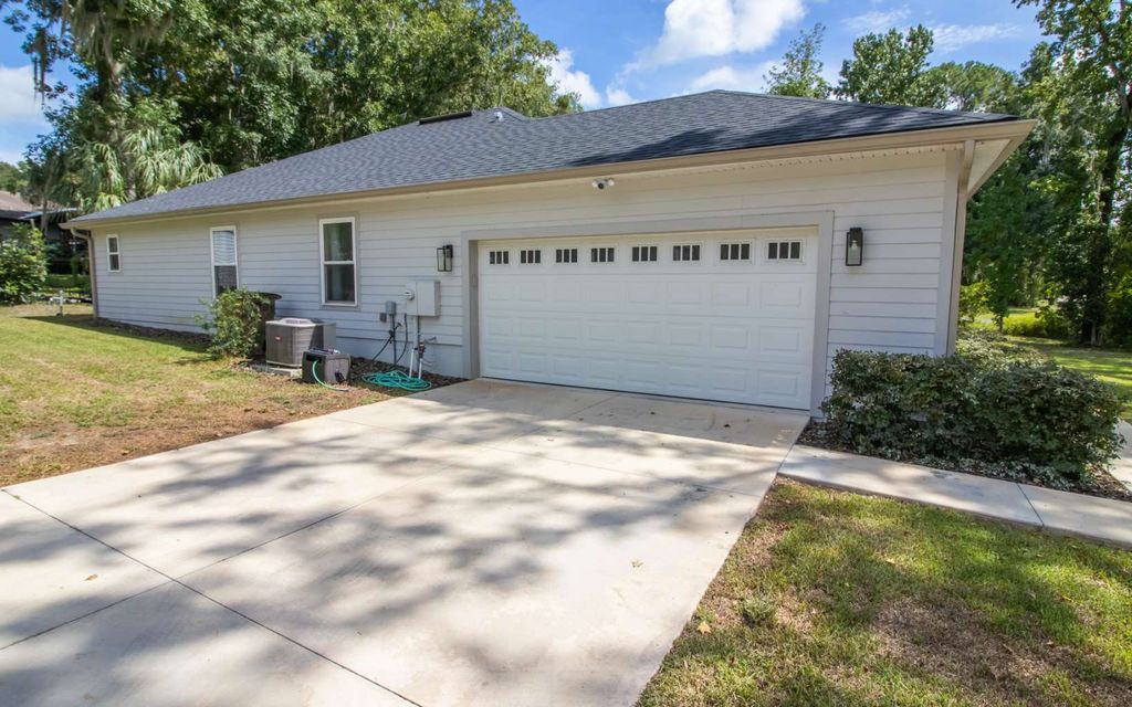 Photo of 601 SE 4th Ave, Other, FL 32666 (MLS # 128396)
