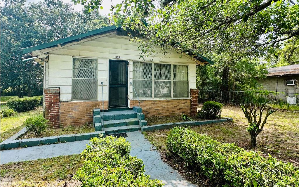 Photo of 225 SW Lee Ave, Madison, FL 32340 (MLS # 130047)