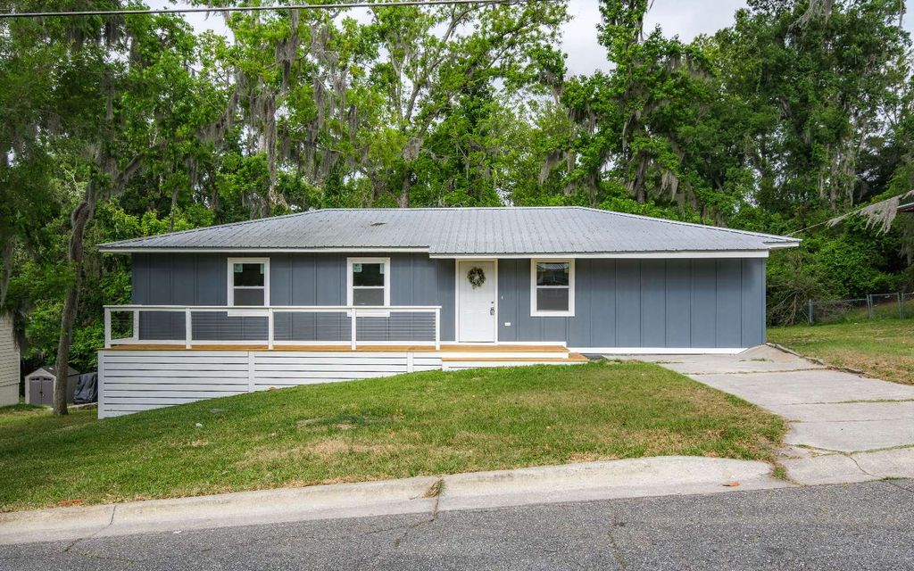 Photo of 684 NW Ridgewood Ave, Lake City, FL 32055 (MLS # 131234)
