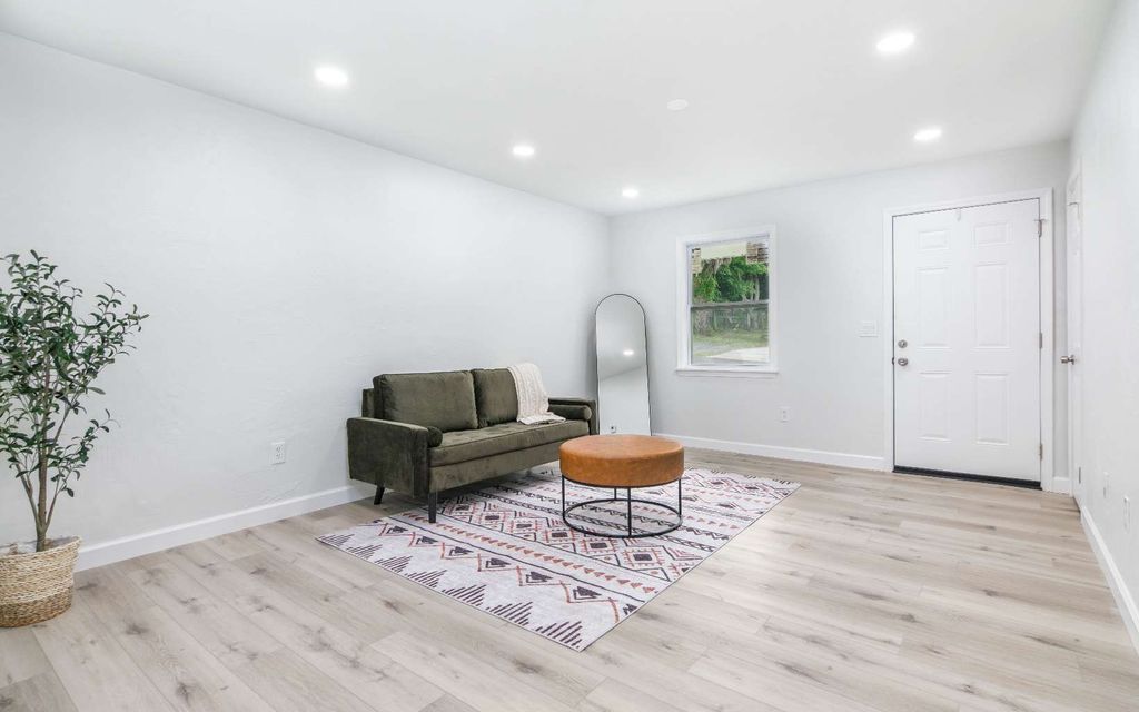 Photo of 684 NW Ridgewood Ave, Lake City, FL 32055 (MLS # 131234)