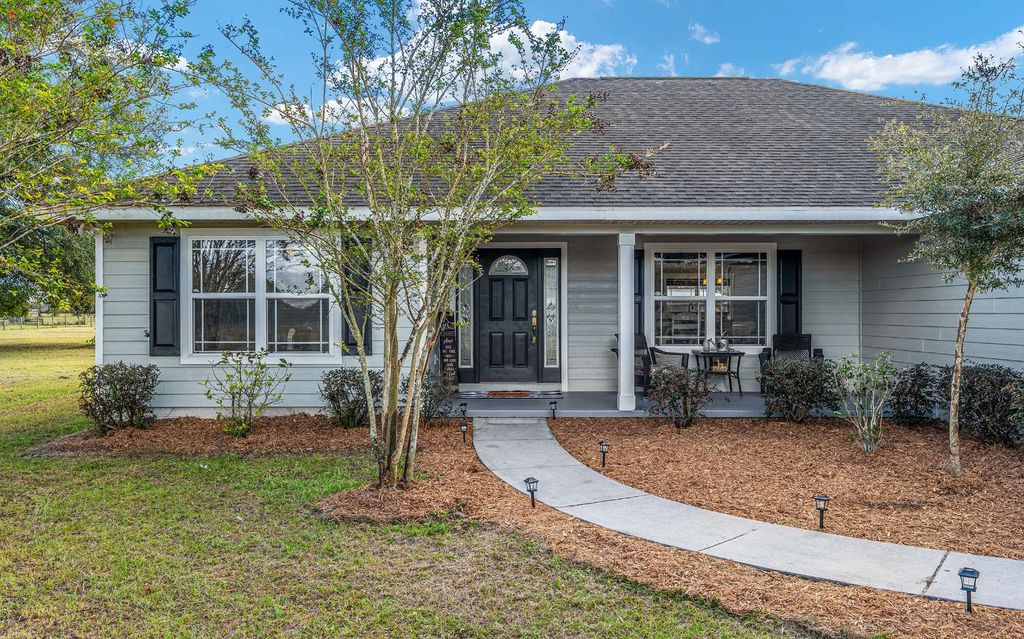 Photo of 630 SW Marigold Place, Fort White, FL 32038 (MLS # 128903)
