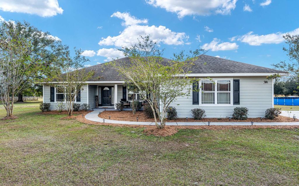 Photo of 630 SW Marigold Place, Fort White, FL 32038 (MLS # 128903)