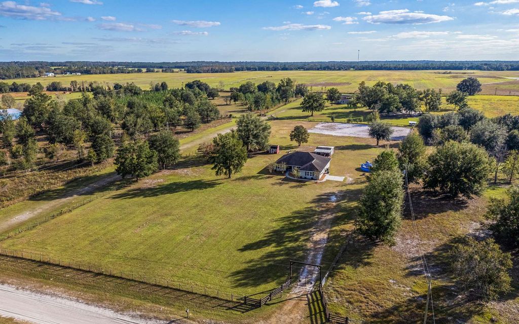 Photo of 630 SW Marigold Place, Fort White, FL 32038 (MLS # 128903)