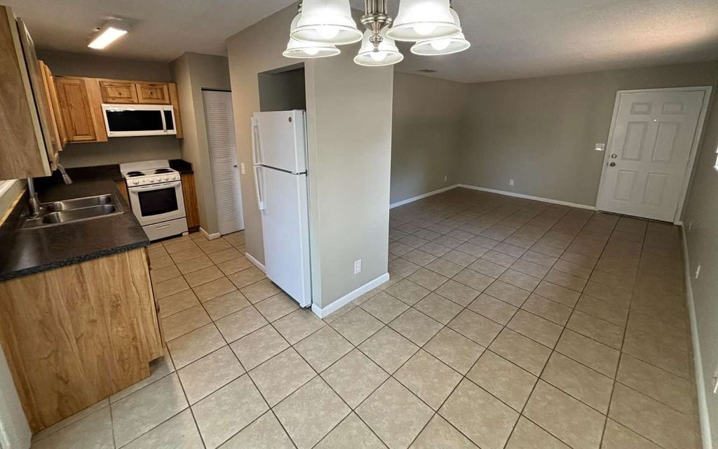 Photo of 519 NW Lake City Ave #103 Ave, Lake City, FL 32055 (MLS # 117355)