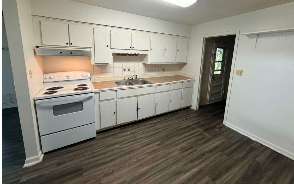 Photo of 1094 SW McFarlane Ave #102 AVE, Lake City, FL 32025 (MLS # 132738)
