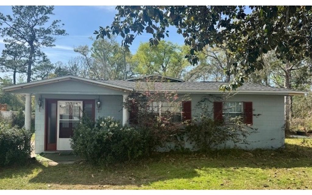 Photo of 1402 Longleaf Drive, Live Oak, FL 32064 (MLS # 125975)