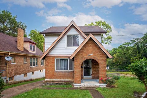 Photo of 1702 Wyoming Avenue, Cincinnati, OH 45205 (MLS # 1856326)