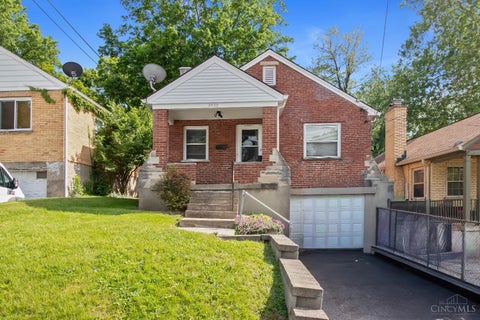 Townhouse For Sale - 2425 St Albans Avenue<br/> Golf Manor, OH 45237