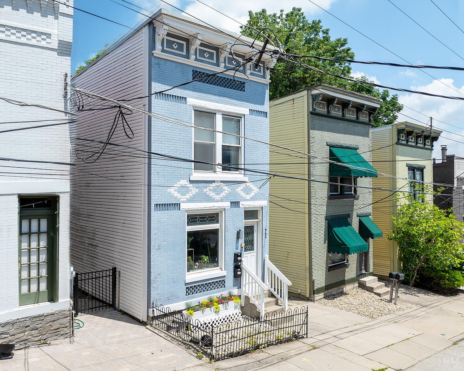 960 Paradrome Street