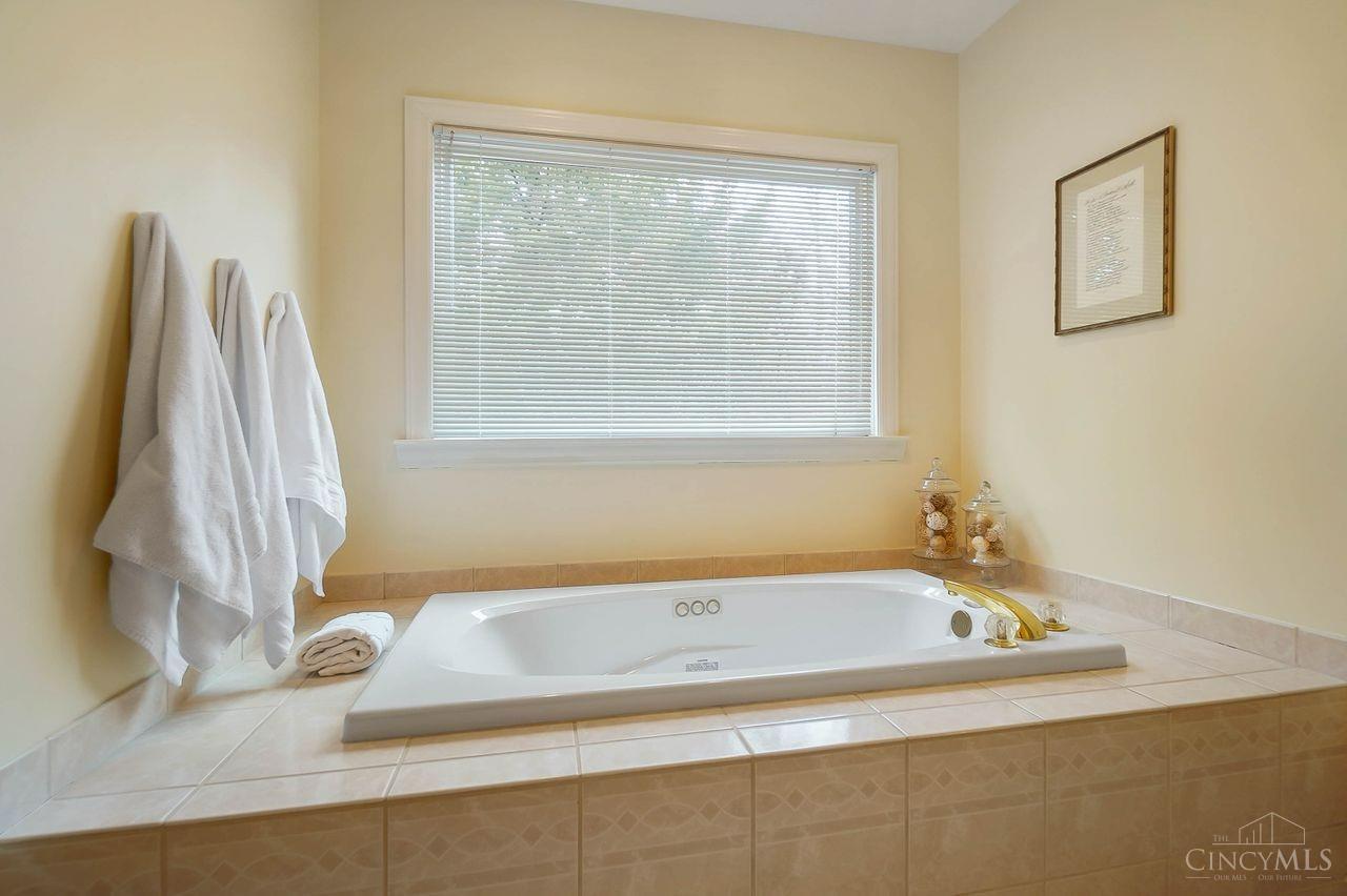 8630 Hetheridge Lane, Montgomery, Ohio image 37