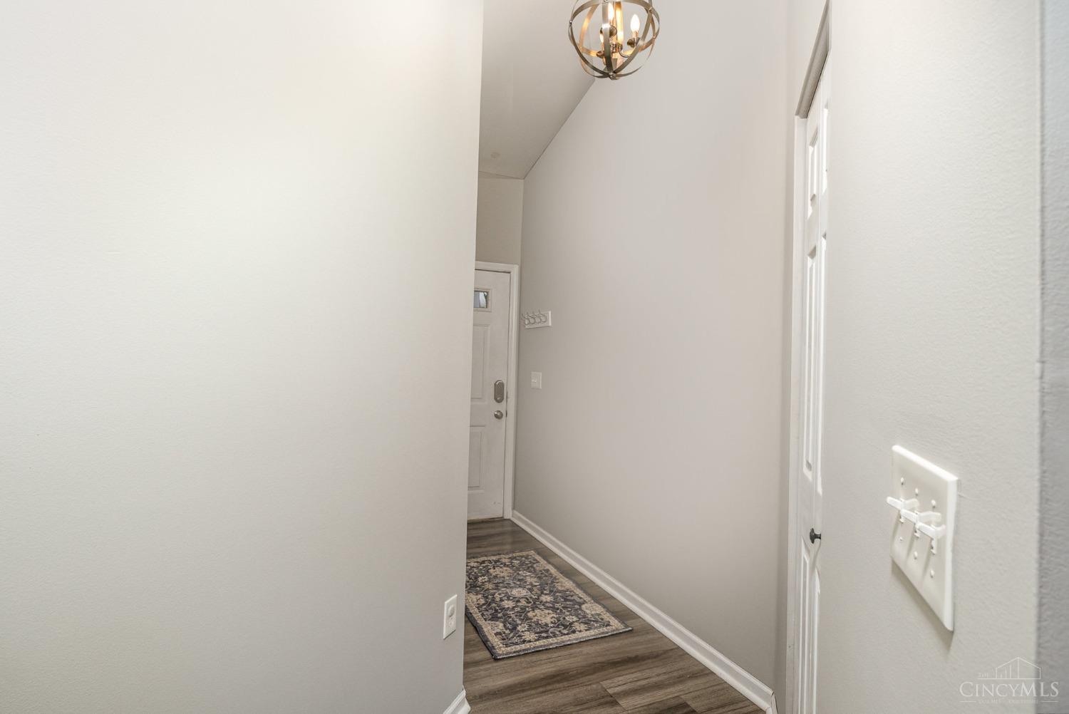 5469 Hanover Circle, Cincinnati, Ohio image 8