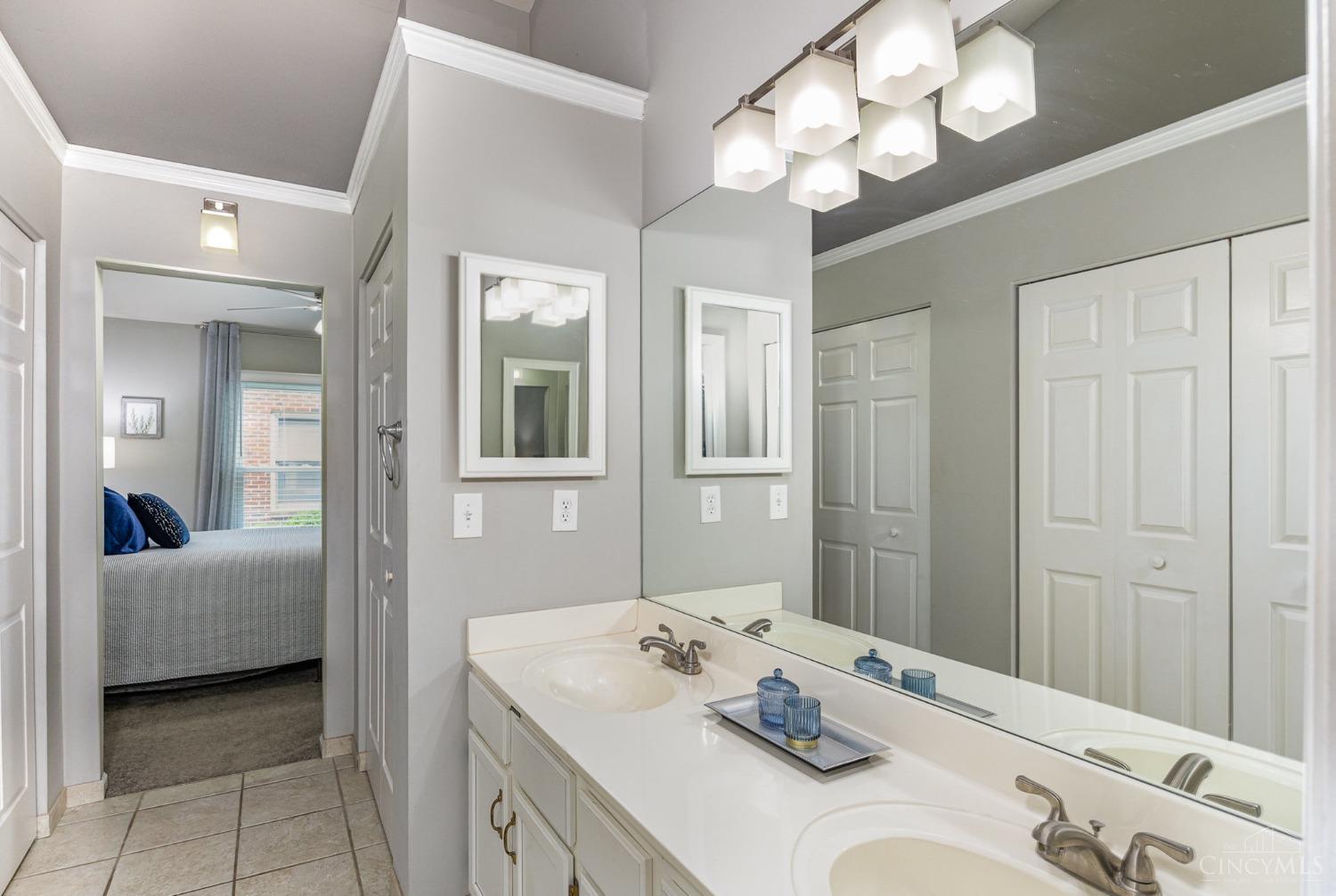 5469 Hanover Circle, Cincinnati, Ohio image 18