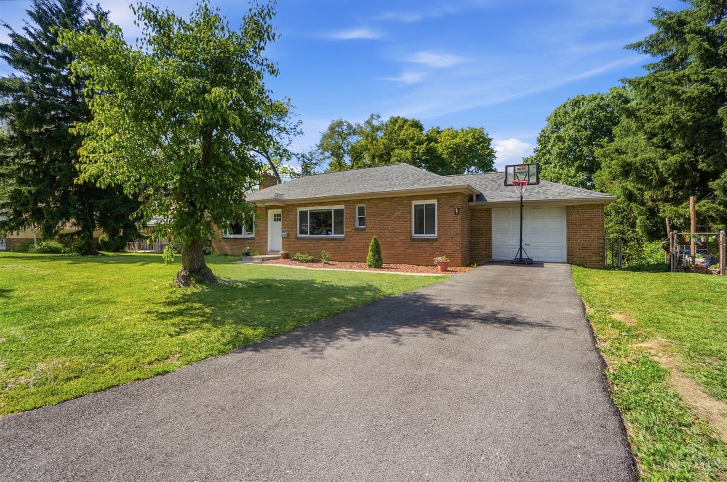 1525 Westview Court