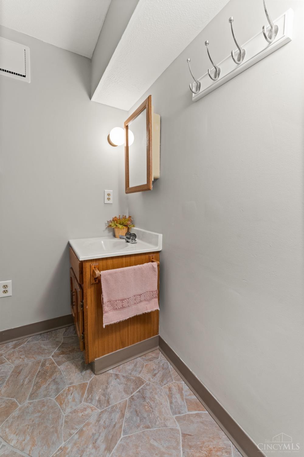 1368 Firethorne Drive, Mason, Ohio image 25