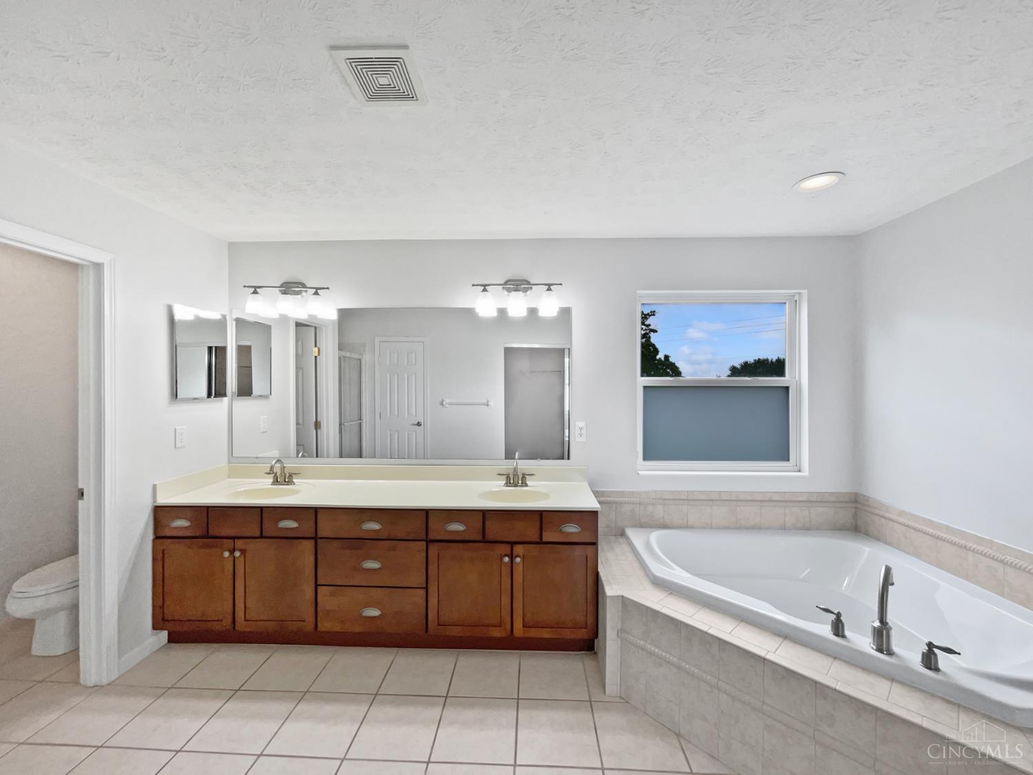1193 Lake Meadow Court, Lebanon, Ohio image 18