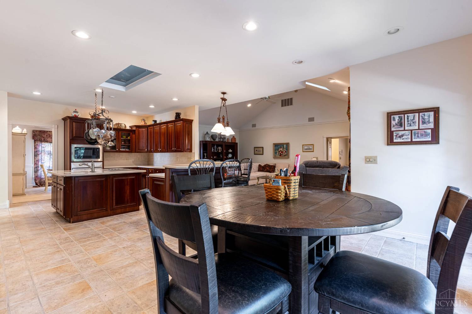 Middletown, Ohio 45042, United States, 4 Bedrooms Bedrooms, ,4 BathroomsBathrooms,Residential,Pending,202950