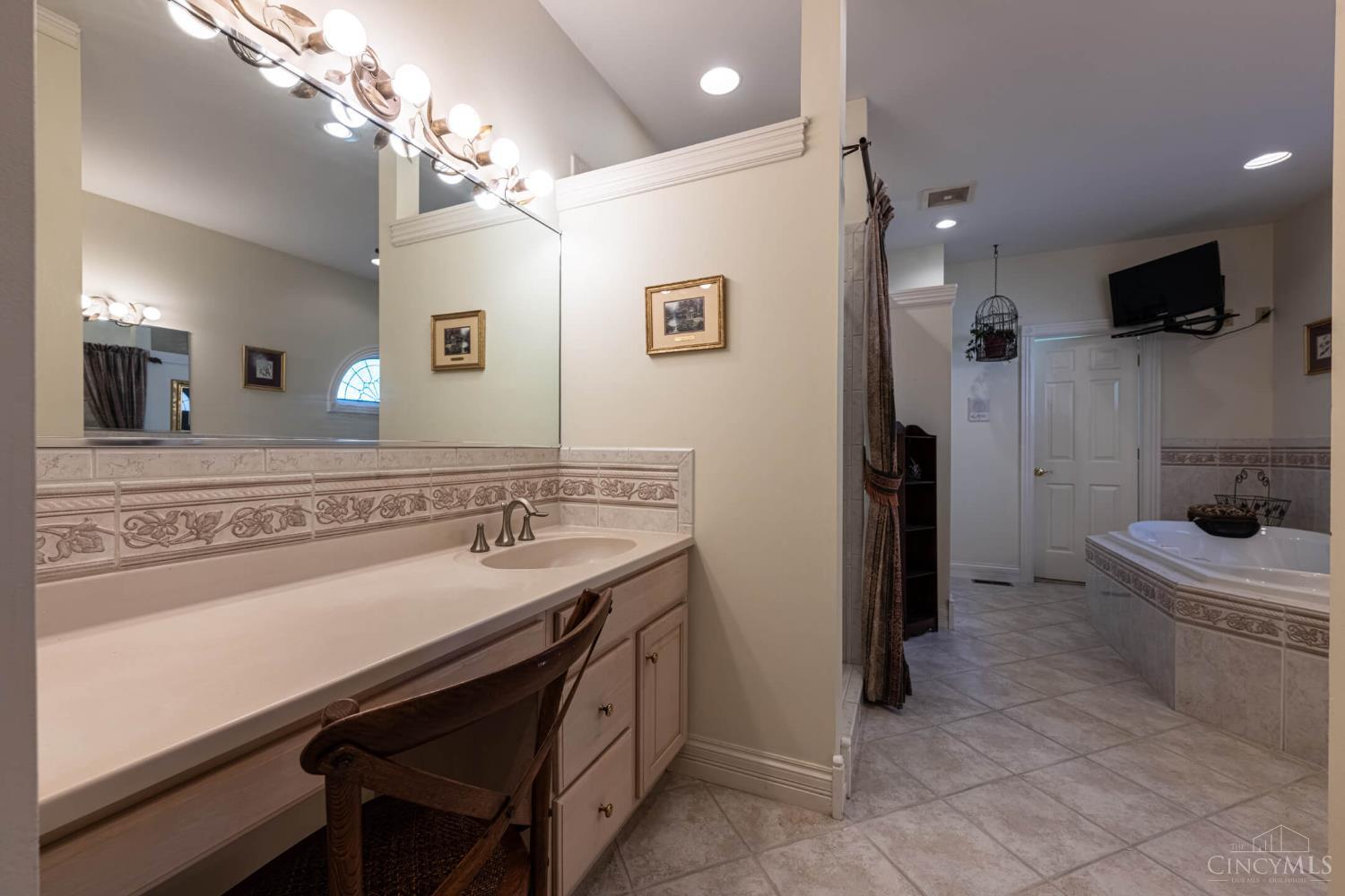 Middletown, Ohio 45042, United States, 4 Bedrooms Bedrooms, ,4 BathroomsBathrooms,Residential,Pending,202950