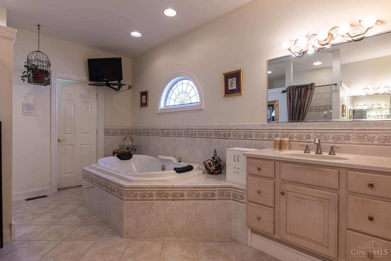 Middletown, Ohio 45042, United States, 4 Bedrooms Bedrooms, ,4 BathroomsBathrooms,Residential,Pending,202950