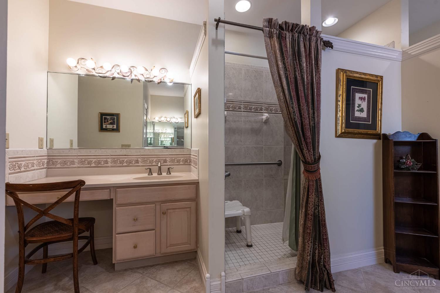 Middletown, Ohio 45042, United States, 4 Bedrooms Bedrooms, ,4 BathroomsBathrooms,Residential,Pending,202950