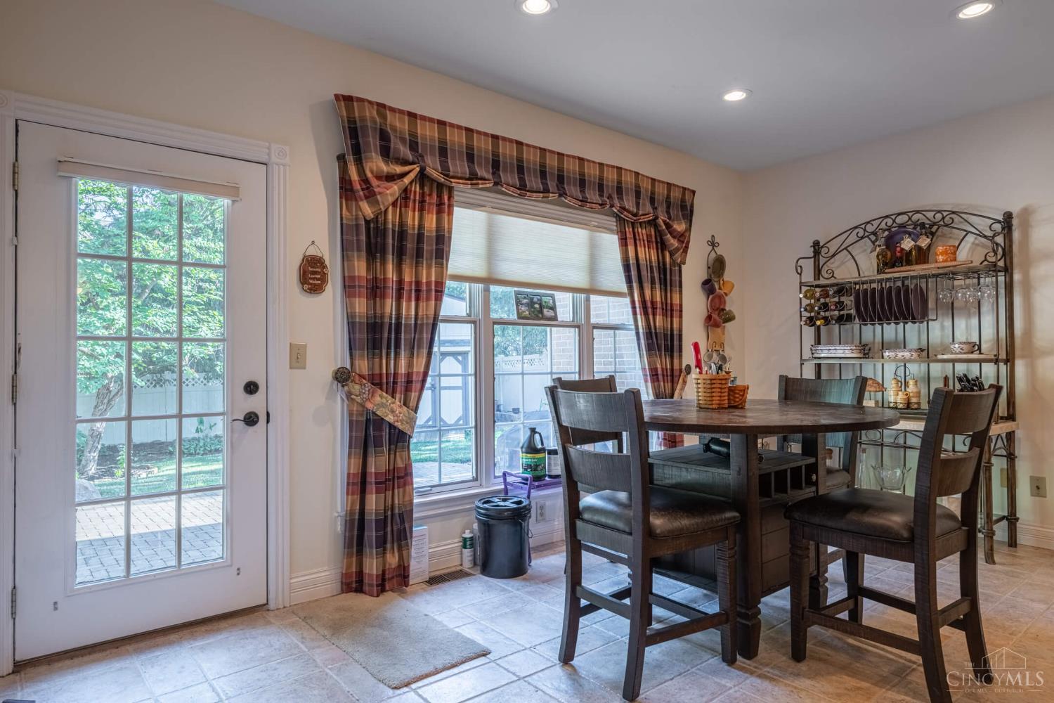 Middletown, Ohio 45042, United States, 4 Bedrooms Bedrooms, ,4 BathroomsBathrooms,Residential,Pending,202950