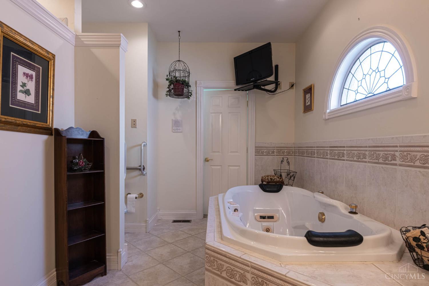 Middletown, Ohio 45042, United States, 4 Bedrooms Bedrooms, ,4 BathroomsBathrooms,Residential,Pending,202950