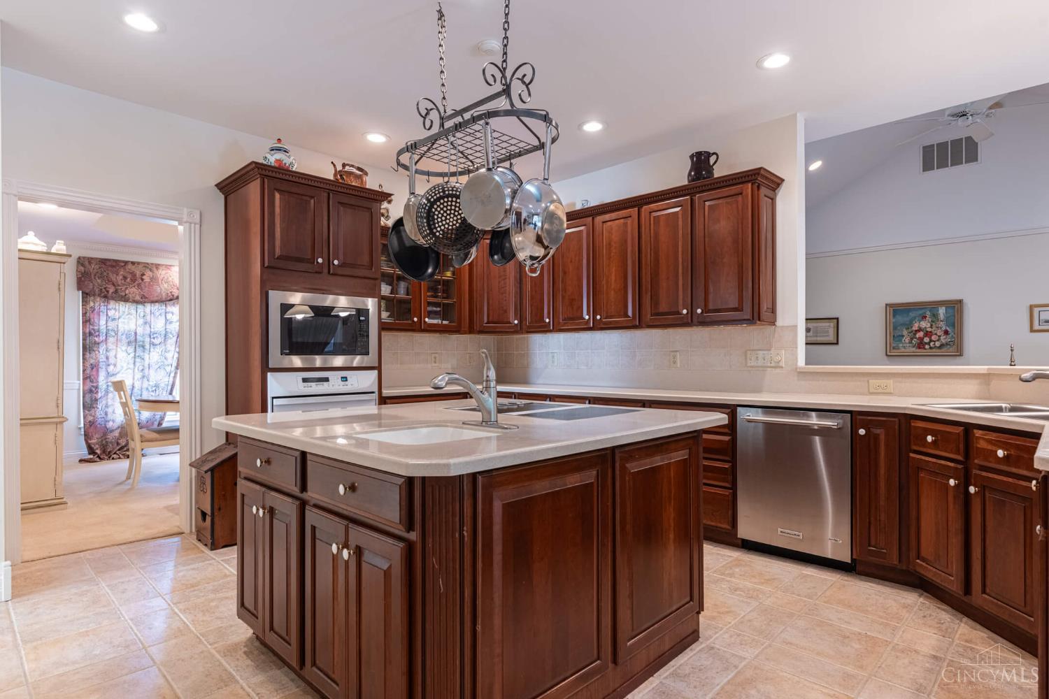 Middletown, Ohio 45042, United States, 4 Bedrooms Bedrooms, ,4 BathroomsBathrooms,Residential,Pending,202950