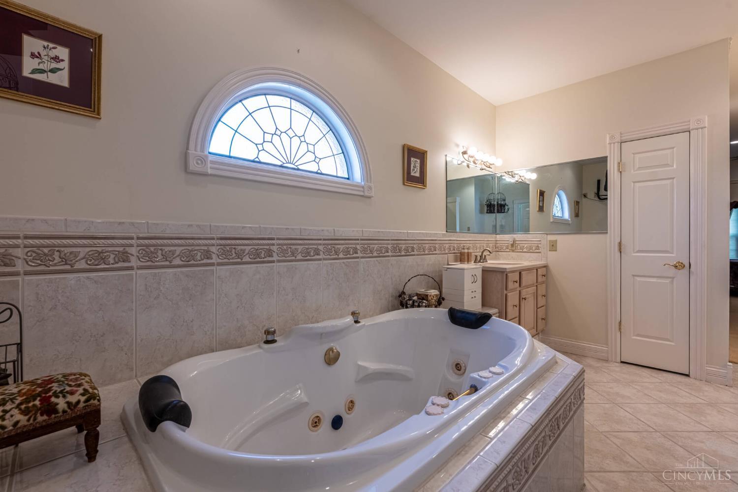 Middletown, Ohio 45042, United States, 4 Bedrooms Bedrooms, ,4 BathroomsBathrooms,Residential,Pending,202950