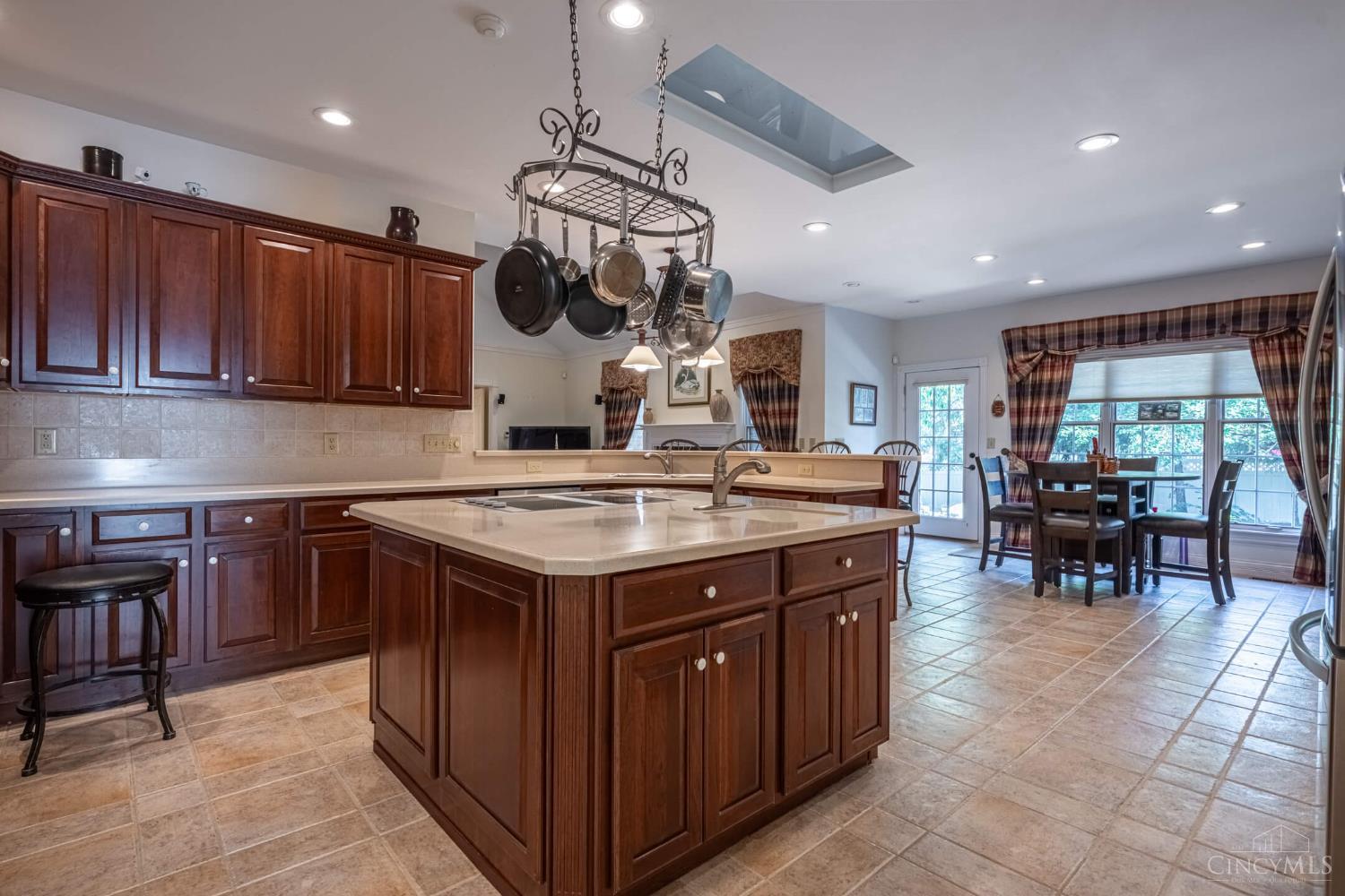 Middletown, Ohio 45042, United States, 4 Bedrooms Bedrooms, ,4 BathroomsBathrooms,Residential,Pending,202950