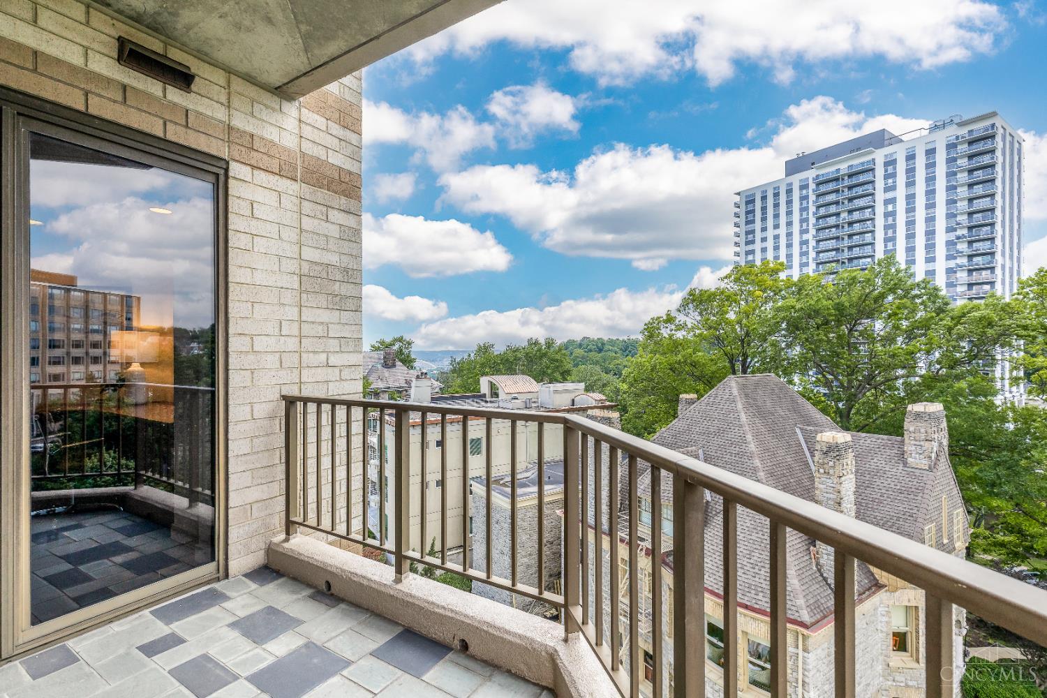 1201 Edgecliff Place 1053
