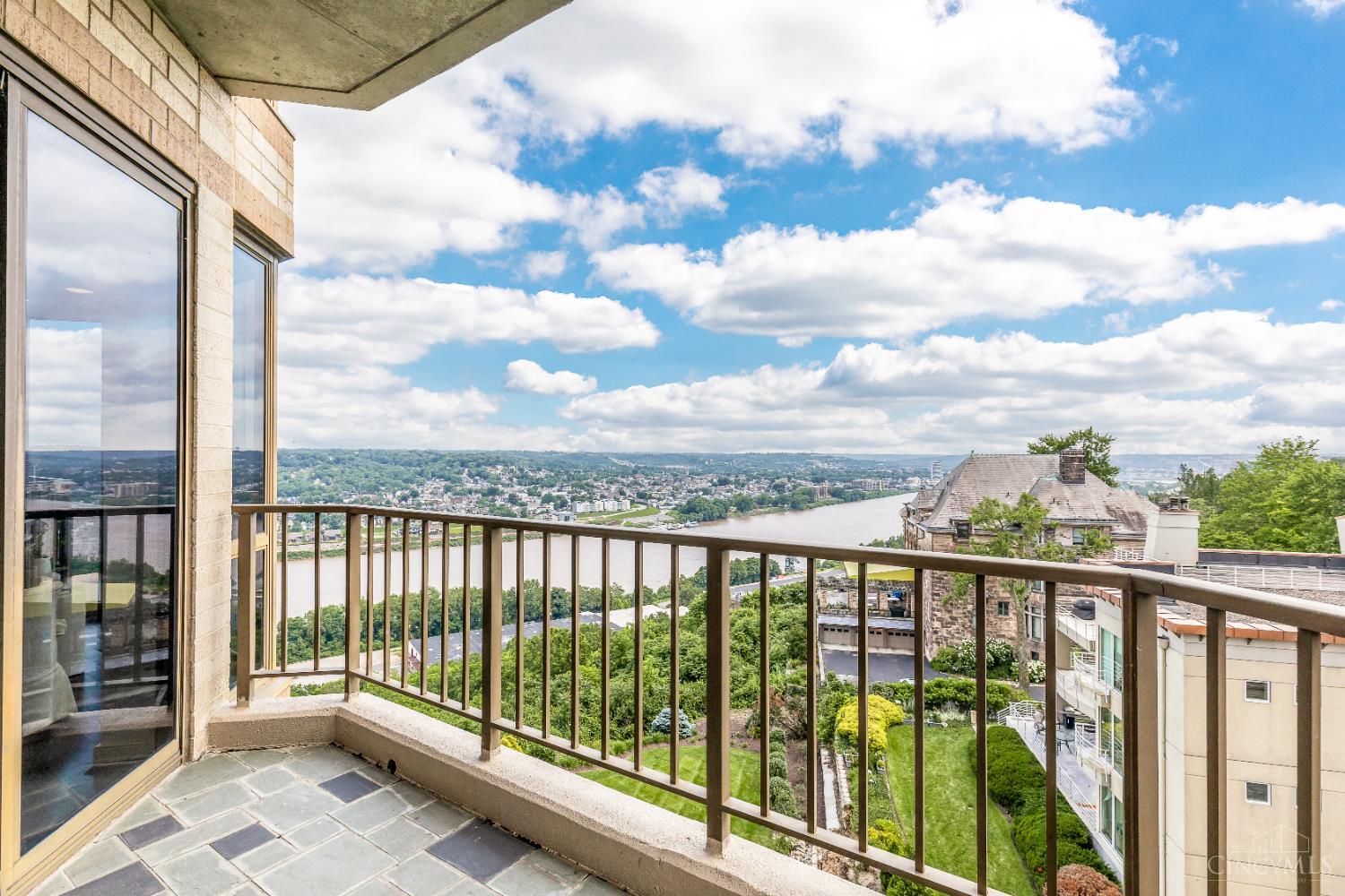 1201 Edgecliff Place 1053