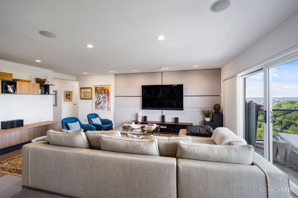 2200 Victory Parkway 2104