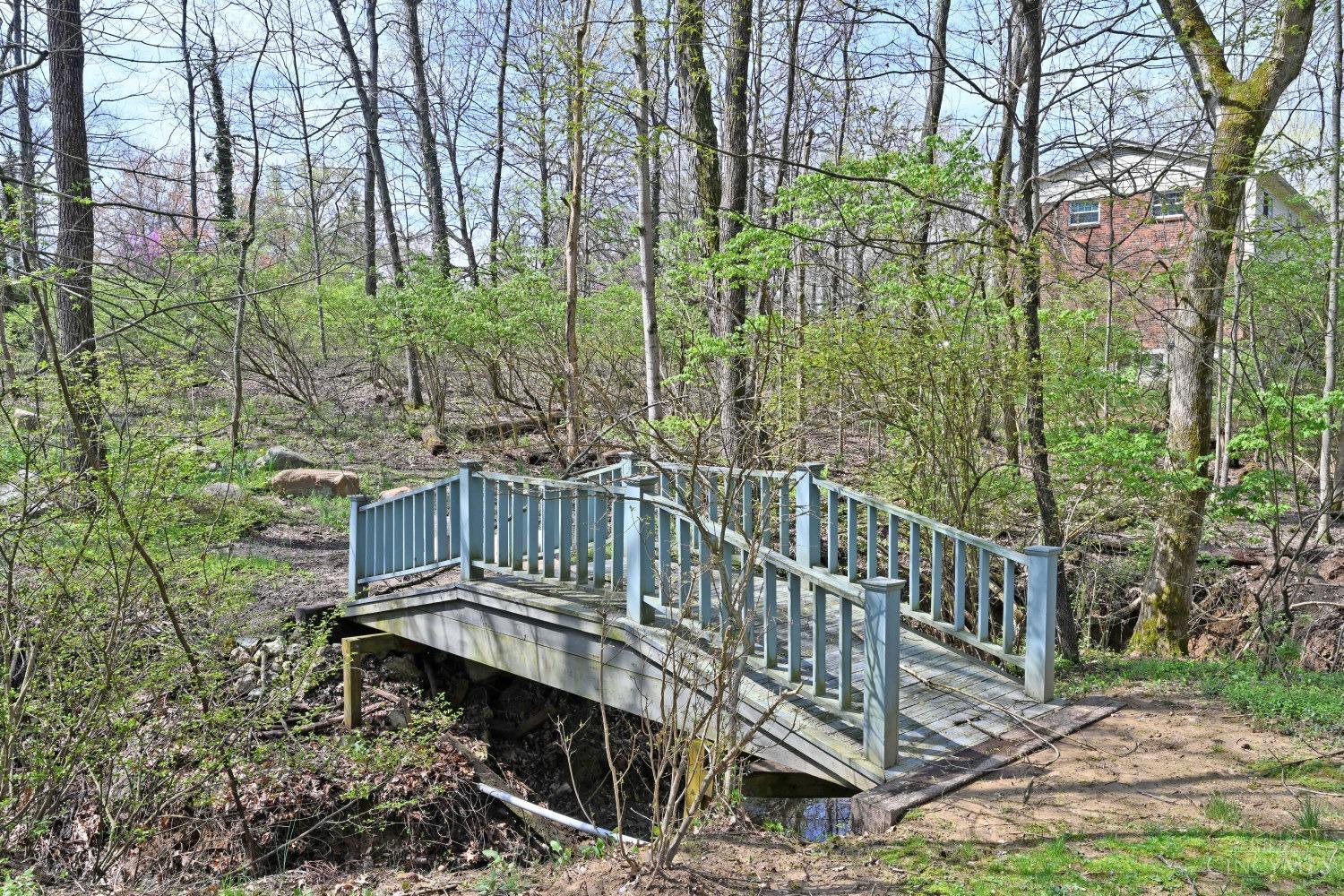 988 Woodcreek Drive, Miami Twp, Ohio image 8