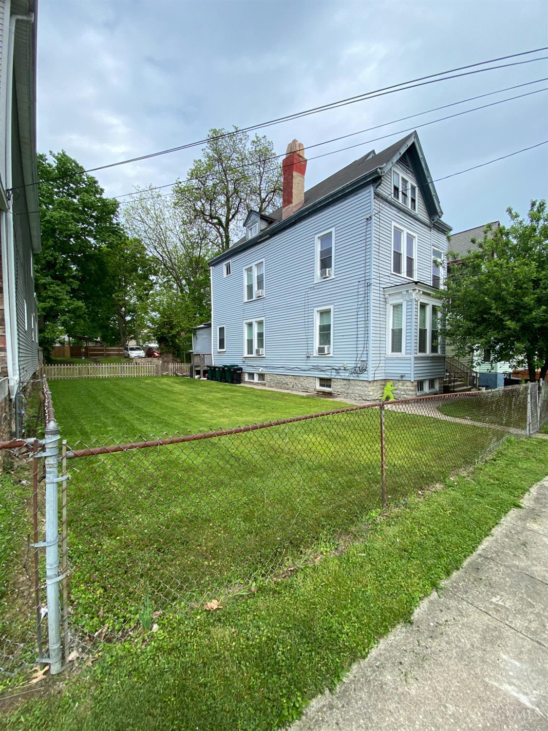 2523 Hemlock Street