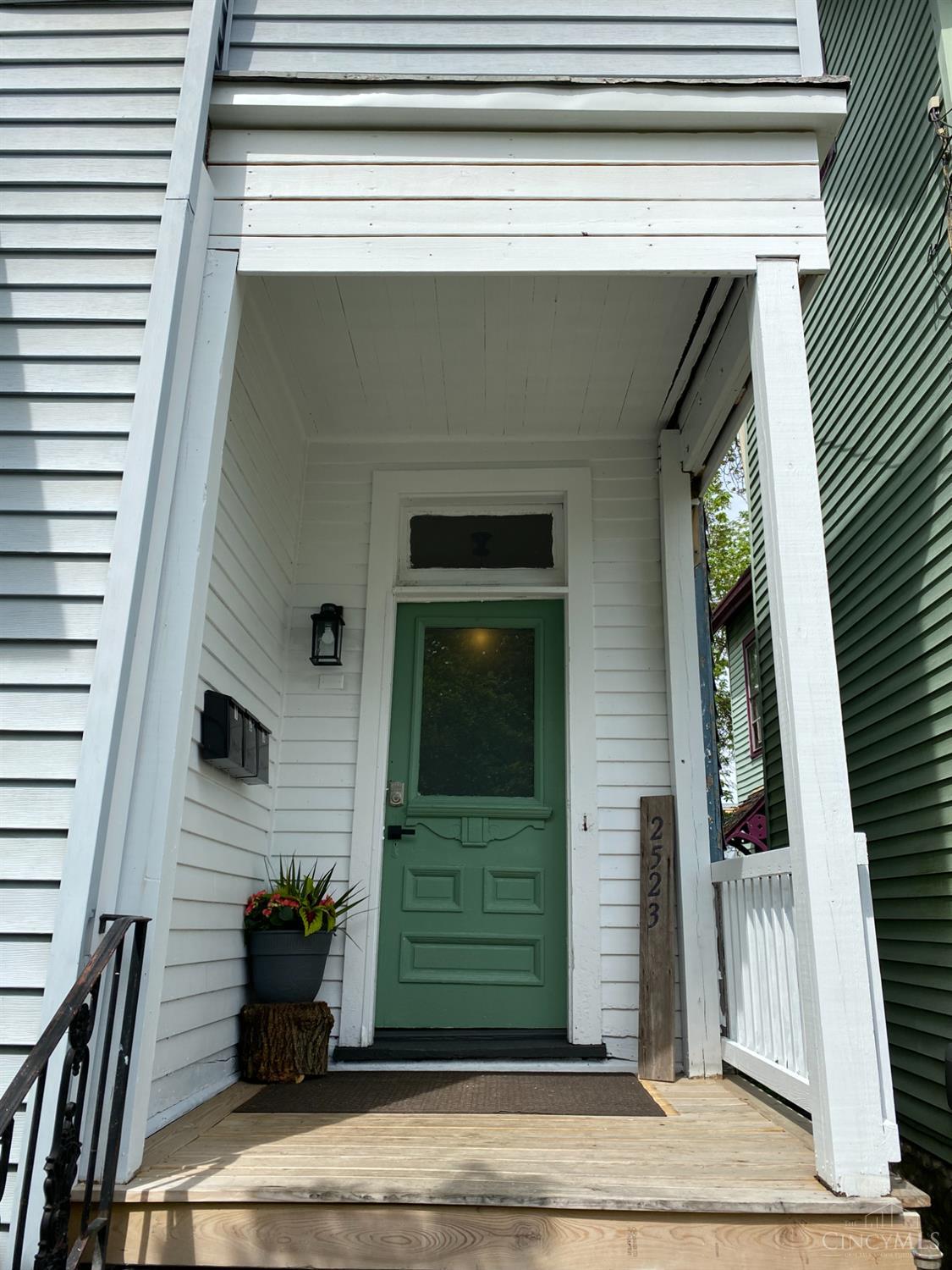 2523 Hemlock Street